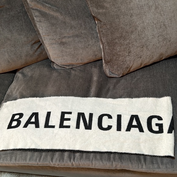 Balenciaga Reversible Two Toned scarf. - Picture 4 of 6